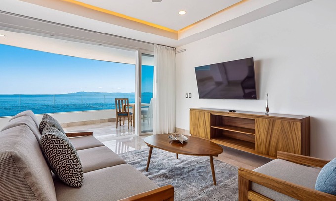 Mismaloya Apartment | Luxurious 6th-floor condo with pool, oceanfront balcony & water view