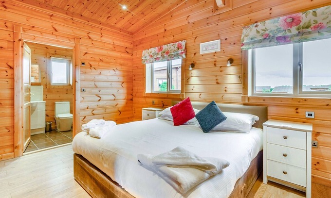Hollym Ski Chalet | Luxurious and contemporary Finnish log lodge.