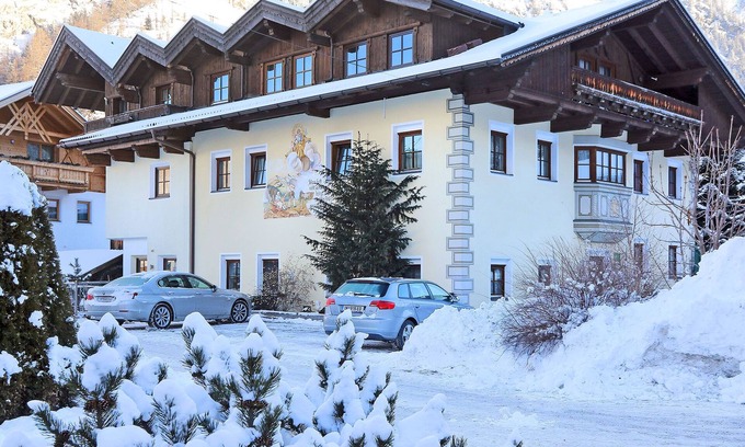 Huben Apartment | Luxurious Apartment in Längenfeld with Sauna