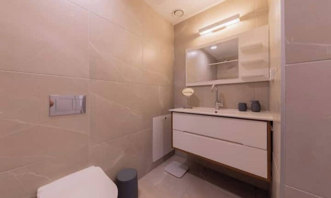 Tel Aviv Apartment | Luxurious Apartment in Tel Aviv. Terrace and Pool Ann