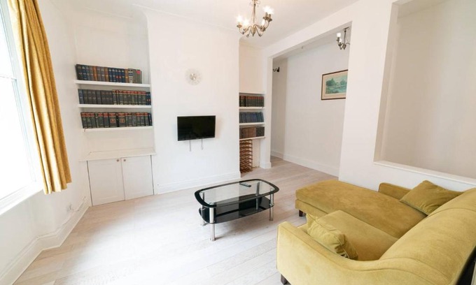 Bedford Apartment | Luxurious Apartment in Balham High Road, SW17