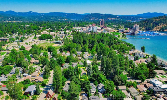 Fort Grounds House | Luxurious, Beautiful, Modern Lake Home- 5 mins walk to Lake CDA and Downtown