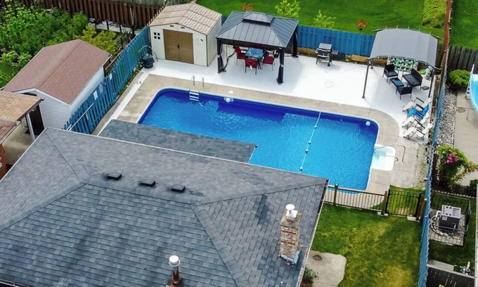 Niagara Falls House | Luxurious Bungalow near falls and Marineland with Heated Pool