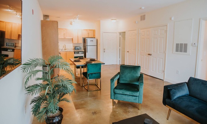 High Point Apartment | ★Luxurious & Comfy ~ Serene Location ~ ♛Royal Beds