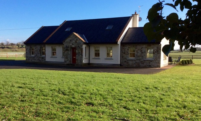 Dromineer Cottage | Luxurious Cottage Set in Beautiful Irish Countryside.