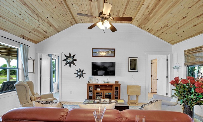 Fredericksburg Cottage | Luxurious Cottage on 3-acre's in Fred Wine Country