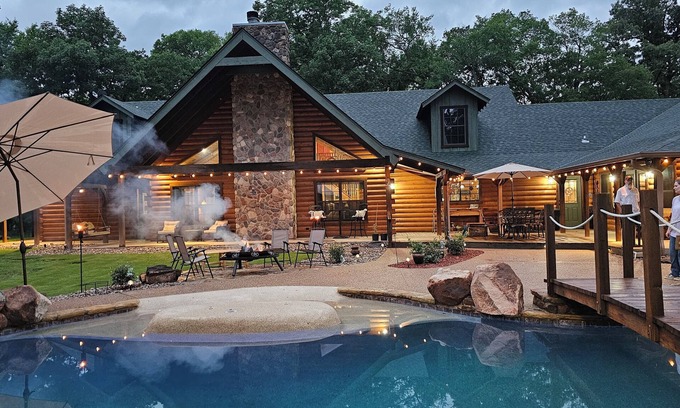 Canton Cabin | Luxurious, Cozy Log Cabin 2 - Family, Pool, Pets - 3 Bed/2 Bathn
