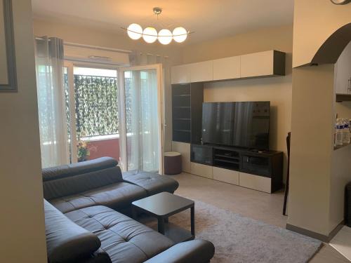 Bondy Apartment | Luxurious Flat in Bondy, (In front of the Train station)