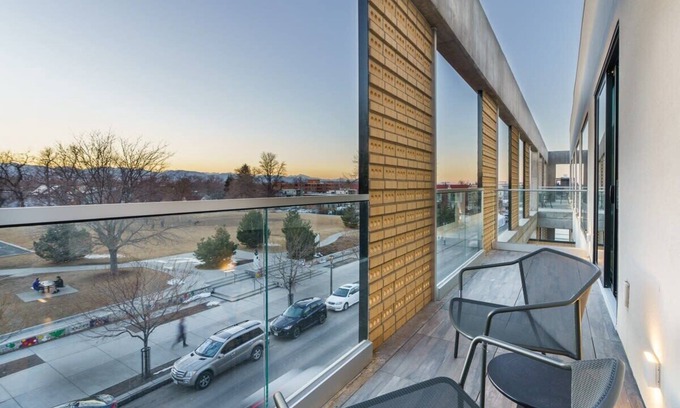 Berkeley Condo | Luxurious Flat w/Private Balcony & Mtn Views!