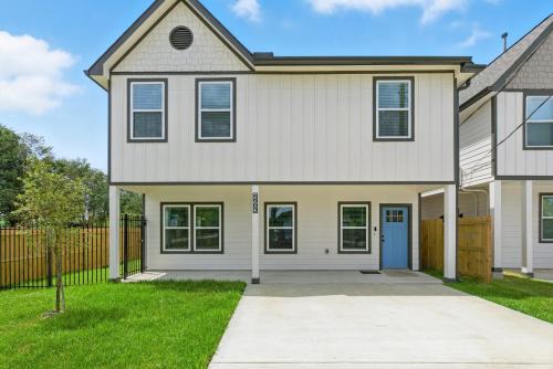 Northeast Houston Apartment | Luxurious Fully Furnished Newly Built 3 bedroom House Close To Downtown and IAH