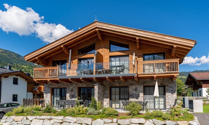 Lengdorf House | Luxurious home with wine cooler and fireplace
