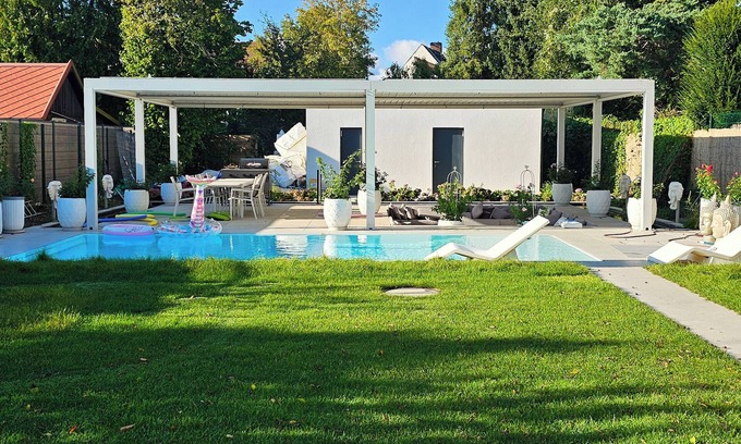 Obersendling Apartment | Luxurious Large Home + Pool + Garden + Koi Pond