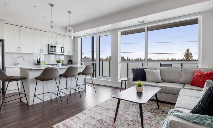 Southwest Calgary Apartment | Luxurious Living MINUTES From DT! 2 Bed 2 Bath