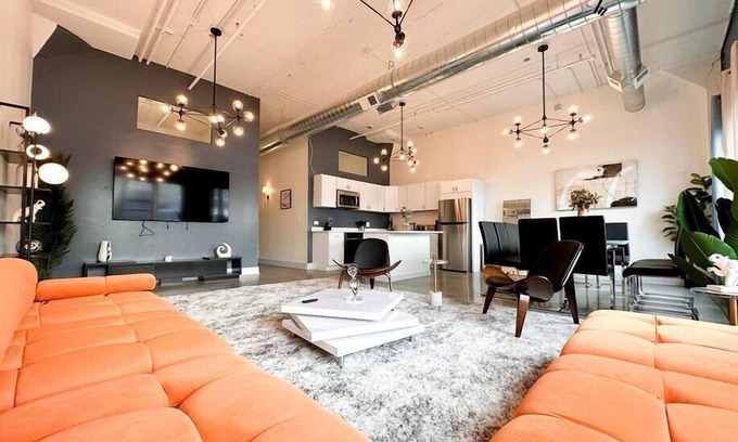 Near South Side Apartment | Luxurious McCormick Place 6 bed/3 bath Suite for groups with optional parking