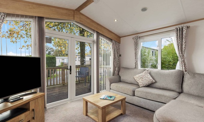 Narberth House | Luxurious modern caravan with one double with en suite W.