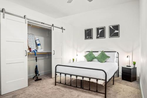 West Oak Hill Apartment | Luxurious New Unit 1Bd1Ba Pool, Golf Sim