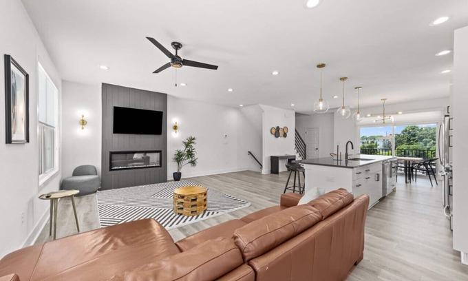 Northeast Virginia Beach House | Luxurious Ocean View Condo w/Rooftop Deck | Modern, Spacious, & Prime Location!