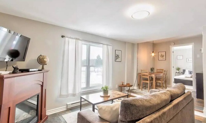 Downtown Gatineau House | Luxurious one bedroom riverfront unit 10 min drive from downtown Ottawa