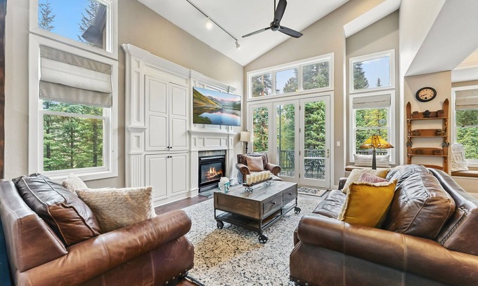 Peak 8 House | Luxurious Peak 8 Lodge 4BDR Near Slopes w/Private Hot Tub