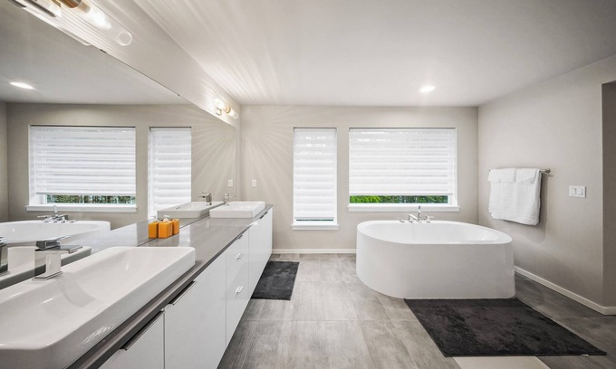 Port Orchard House | Luxurious residence beside golf course in exclusive upscale neighborhood