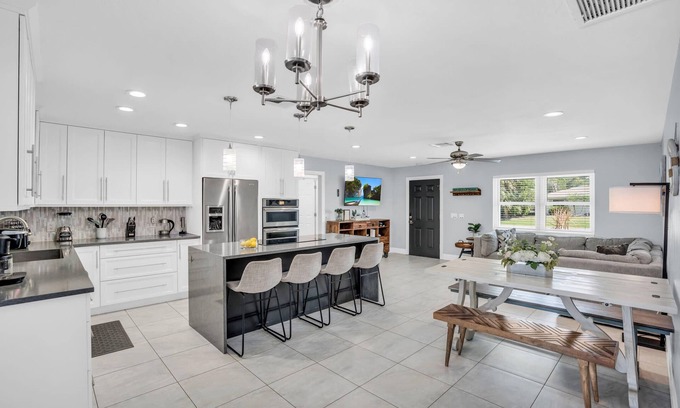 Willoughby Acres House | Luxurious Retreat for up to 10 Guests near Beach