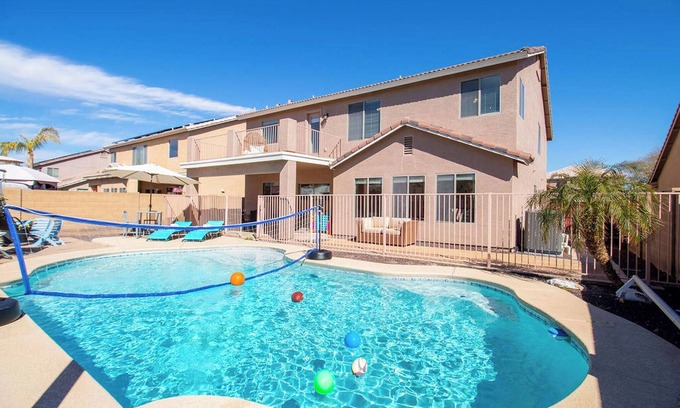 Tamaron House | Luxurious Retreat - FREE HTD Pool - Outdoor Fun