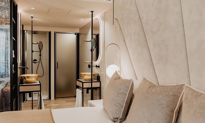 Sant Nicolau Hotel | Luxurious Room in a Fabolous Location! Modern Suite w/Large Window