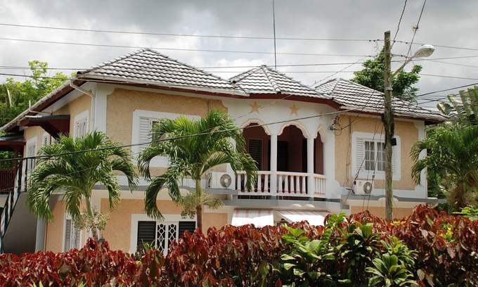 Santoy Hanover House | Luxurious Rooms And Crisp, Virgin Mountain Air Awaits.Chef on Call