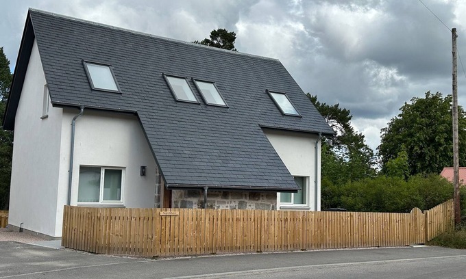 Carrbridge Cabin | Luxurious, spacious 4 bed lodge in Carrbridge with large private garden-sleeps 8