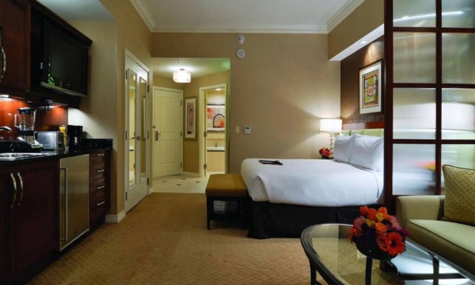 Las Vegas Condo | Luxurious Suite with Pool View and Walking Distance from The Las Vegas Strip!