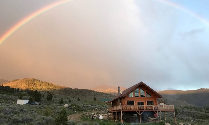 Polaris Cabin | Luxurious SW Montana Log Cabin near Maverick Mountain skiing & Elkhorn Hotspring