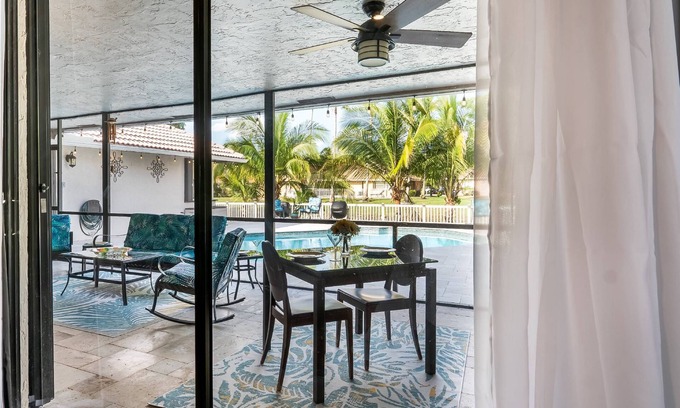 Coral Springs House | Luxurious Waterfront Home with Private Pool, Modern Kitchen, Near Shopping and South Florida Beaches