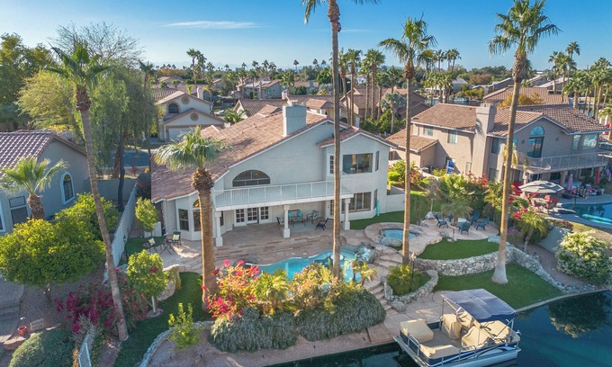 The Islands House | Luxurious Waterfront 5 Bedroom Home with Private Boat and Dock
