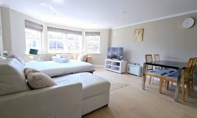 West Kensington Apartment | Luxury 1 bed Apt Sleeps 5, Barons Court 5m to tube