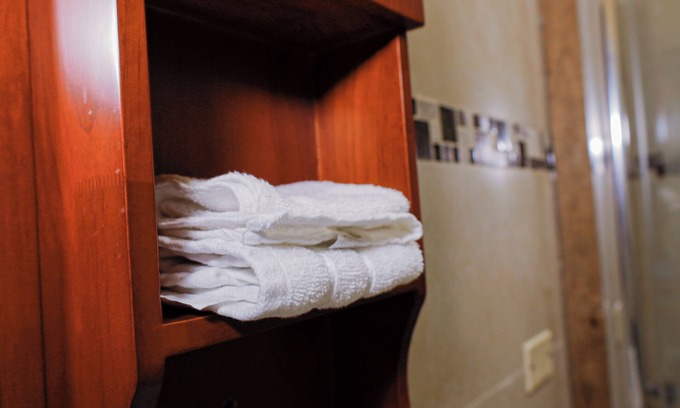 Eastwood Park Bed & Breakfast | Luxury 12-bedroom bed & breakfast with AC, WiFi in lovely Kingston
