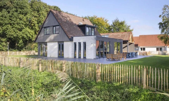 Gramsbergen House | Luxury 12-person villa with canal view, 6 bedrooms, 3 bathrooms, fenced garden and designer kitchen at Holiday Park ’t Hooge Holt.