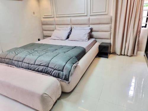 Lagos Ski Chalet | Luxury 1bed guest house with private garden in Magodo