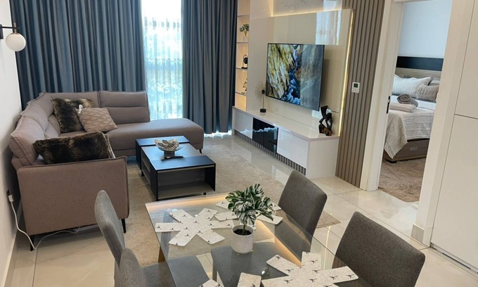 Accra Apartment | Luxury 1BR apartment with Airport View and Infinity pool on rooftop.
