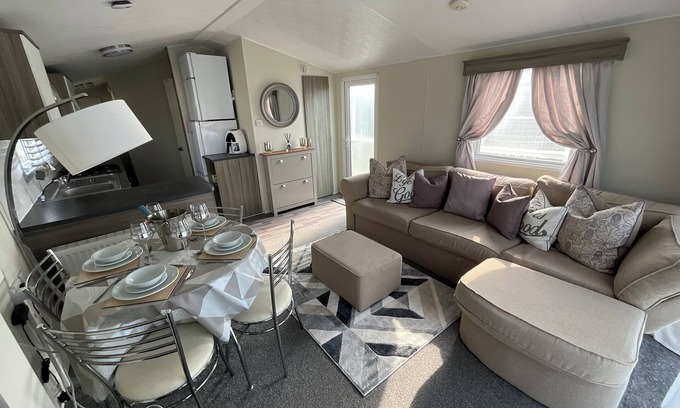 Colchester Cabin | Luxury 2- Bed Caravan in Mersea Island Colchester