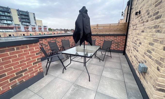Watford Town Centre House | Luxury 2 Bed House, Loft Garden , Watford Staduim, Harry Po, Free Parking, Netfx