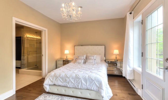 Cote-Des-Neiges—Notre-Dame-De-Grace Apartment | Luxury 2 bedroom/2 Bathrooms/2 balconies/hi-speed wifi/free parking