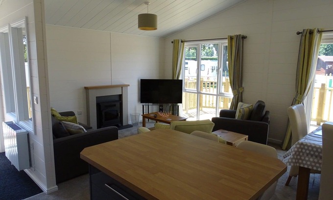 King's Lynn House | Luxury 2 Bedroom Lodge (sleeps 5)