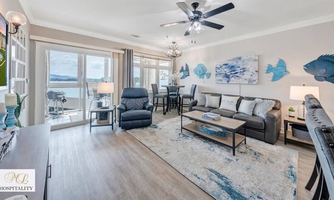 Smith Mountain Lake Resort | Luxury 2 bedroom Waterfront Balcony Mariners Landing w/ Amenities
