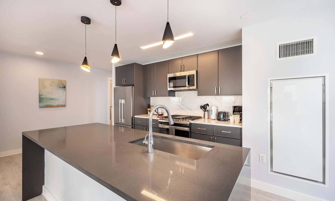New Rochelle Apartment | Luxury 2 BR Apt with Gym and Pool