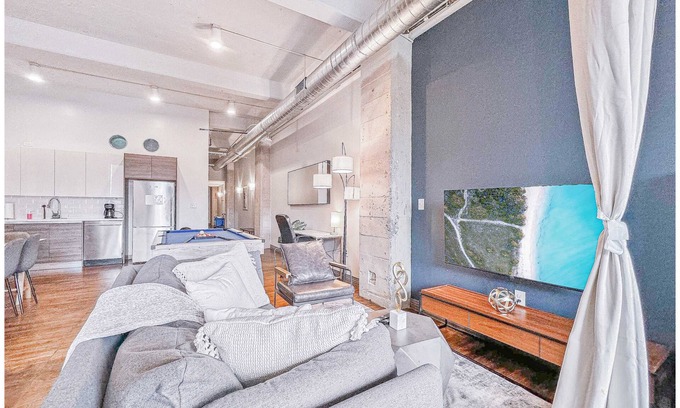 Downtown Dallas Apartment | Luxury 2BD | DT Dallas | Sleeps 16 | Free Parking