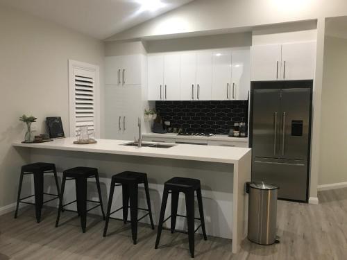 Bathurst Villa | Luxury 2br home with King, 5 star private & close