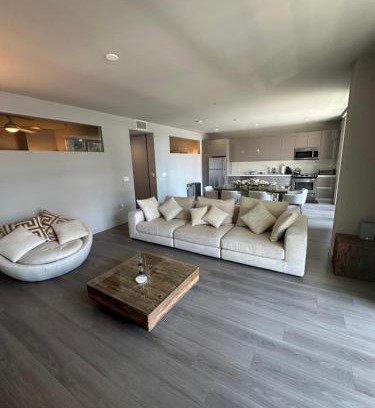 Financial District Apartment | Luxury 2BR w balcony - DTLA!