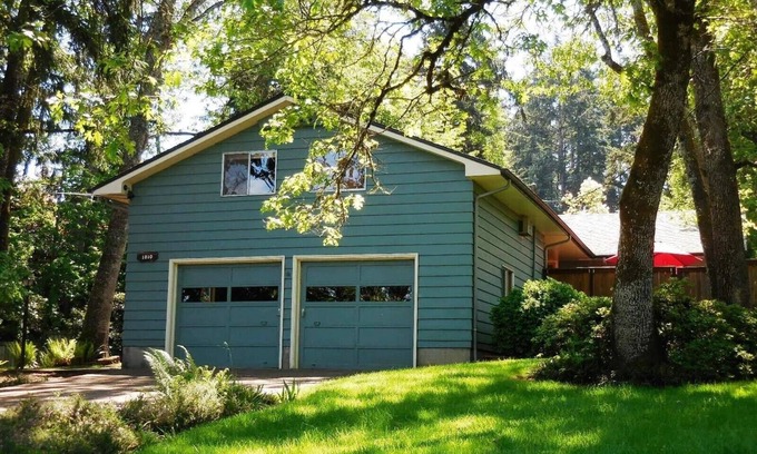 Friendly House | Luxury 3-bed 2-bath forest home in the city - 2.5 miles to UofO & Hayward Field