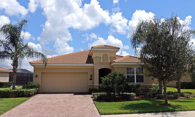 Braden River House | Luxury 3 Bed, 2 Bath Pool Home On Lake.