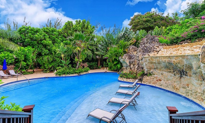 Gibbes Villa | Luxury 3-bedroom villa w/ pool at 150m to the beach